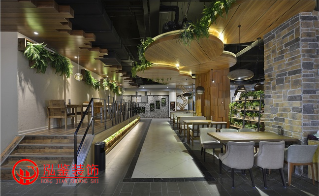 餐厅设计效果图,餐厅设计设计师花了很多的心思不仅从垫高层上来区分餐厅空间且在餐厅顶面装修上也是花费了很多的设计心思和材料木质材料装饰的圆形顶面交错排列,且在垫高层区域的顶面设计也是巨大的工程,狭长的走廊上设计师在墙面上放置了很多的鹅卵石,鹅卵石上长出的绿植不仅给墙面增添了色彩而且给整个走廊也是清新。
