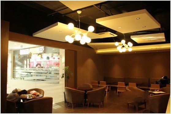 2、甜品店装修效果图：陈列空间 蛋糕柜一定要放在店铺最为显眼的位置上，这样可以最