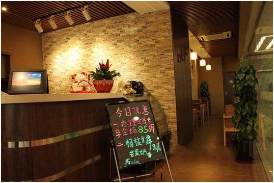 3、甜品店装修效果图：清洁 一般情况下，在整体装修上，甜品店应该采用透光较好的玻