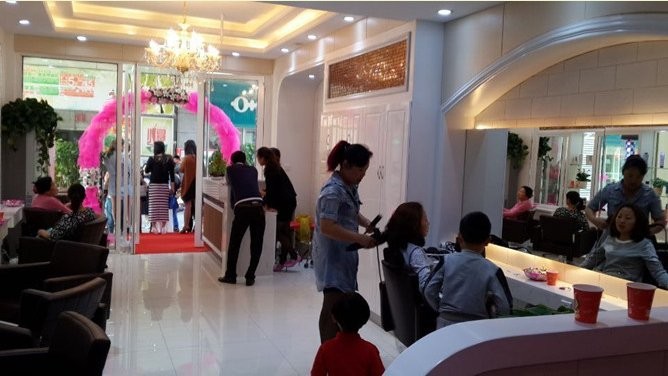 港澳广场理发店装修-闪钻美发会所